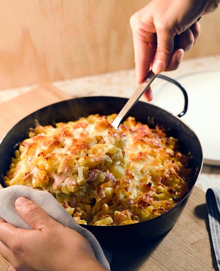 Einfacher Nudelauflauf mit Schinken und Käse