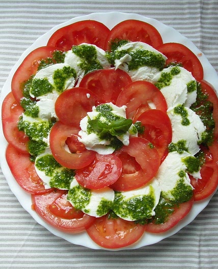 Receita de Salada caprese com molho pesto