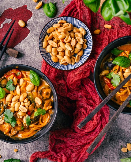 Scharfe Asia-Nudel-Bowl mit Erdnuss