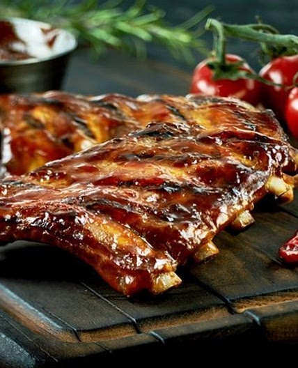 Costillar de cordero asado