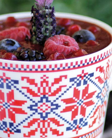 Skandinavischer Beeren-Smoothie mit Kamillentee