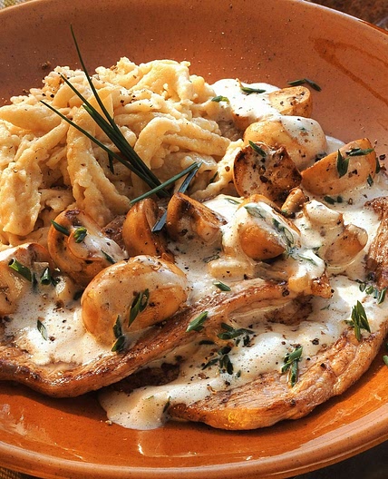 Jägerschnitzel mit Pilzsoße und Spätzle