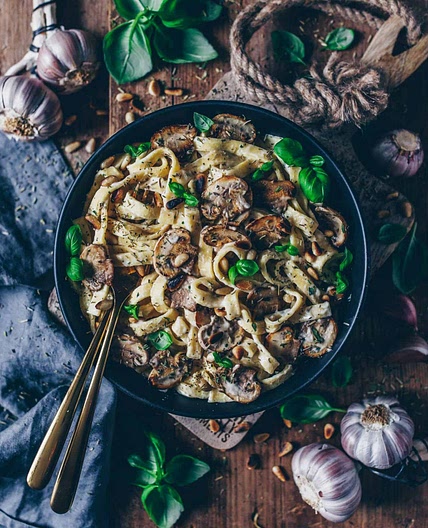 Nudeln mit cremiger Champignonsoße (vegane Béchamelsauce)
