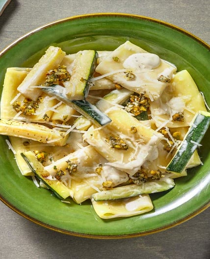 Paccheri mit Pistazien-Gremolata in zitroniger Sahnesoße, dazu Zucchinistifte