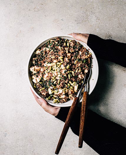 salade de kale, canneberges, quinoa & poulet + sauce dragon maison
