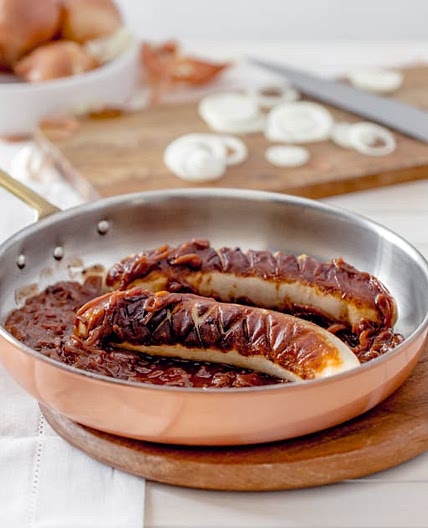 Bratwurst an Zwiebelsauce