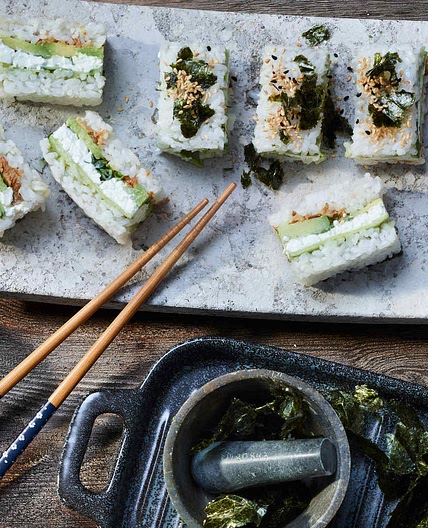 Vegetarische Mini-Sushi-Burger mit Avocado-Füllung