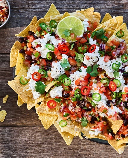 Überbackene Protein Nachos mit pikanter Tomaten-Salsa