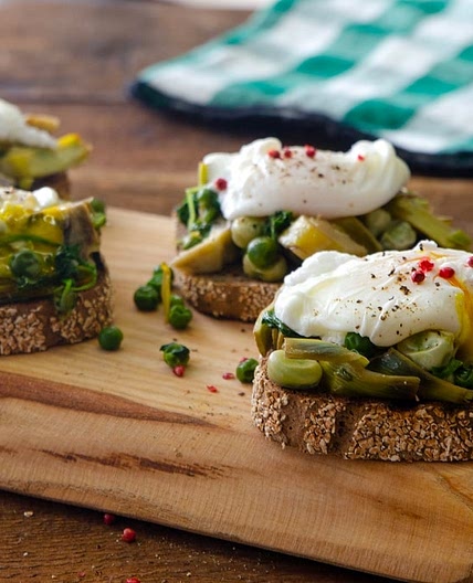 Bruschette di pane casereccio con vignarola e uovo in camicia