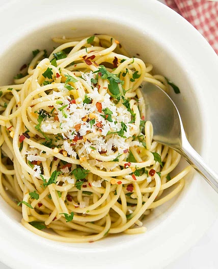 SPAGHETTI WITH GARLIC AND OLIVE OIL