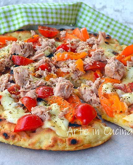 Focaccia 10 minuti in padella tonno e pomodori