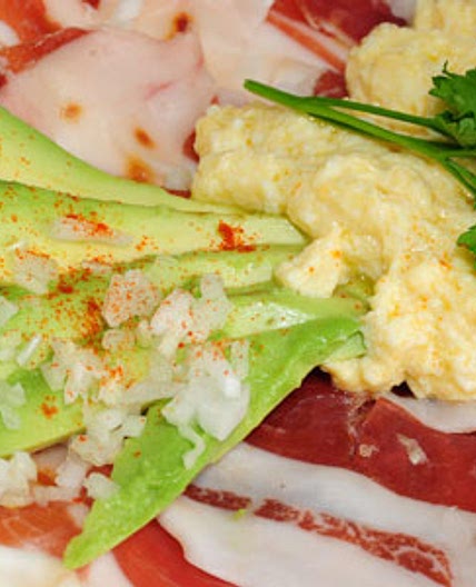 Ensalada con jamón ibérico y aguacate