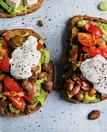 Bohnen auf Avocadobrot