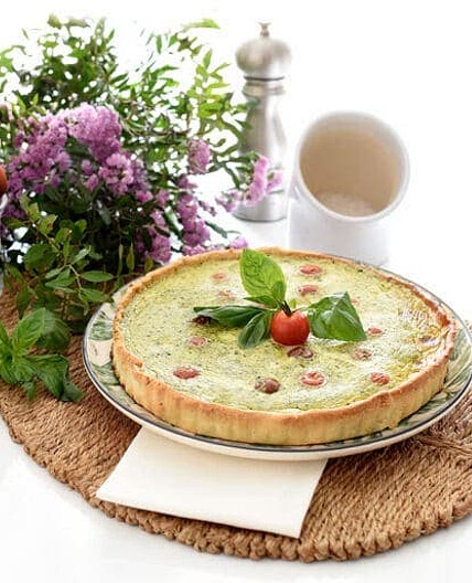 Quiche de pesto, tomates y mozzarella