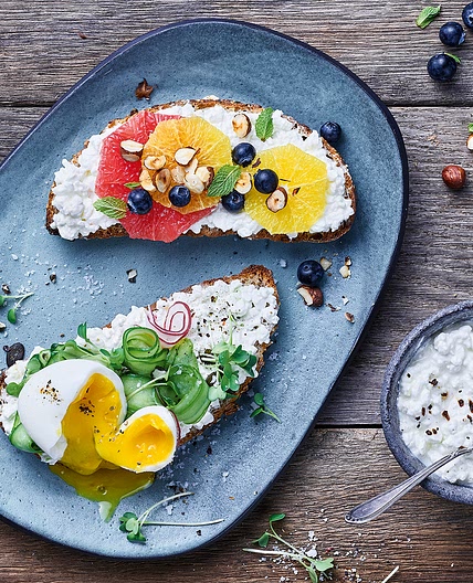 Frühstück: Herzhaftes oder süßes Low-Carb Brot mit körnigem Frischkäse