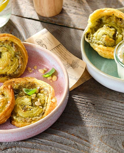 Vegane Blätterteigschnecken mit Basilikumpesto