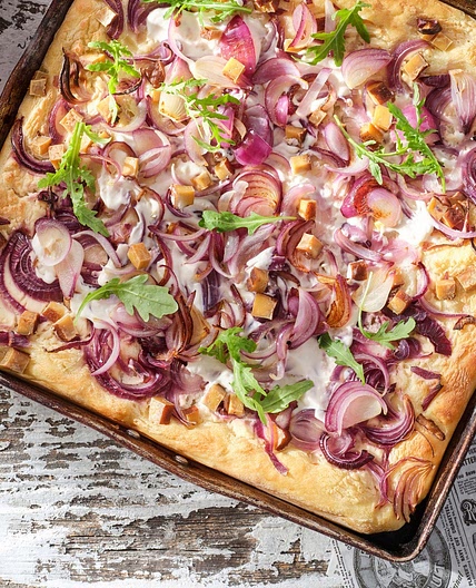 Veganer Zwiebelkuchen mit Räuchertofu