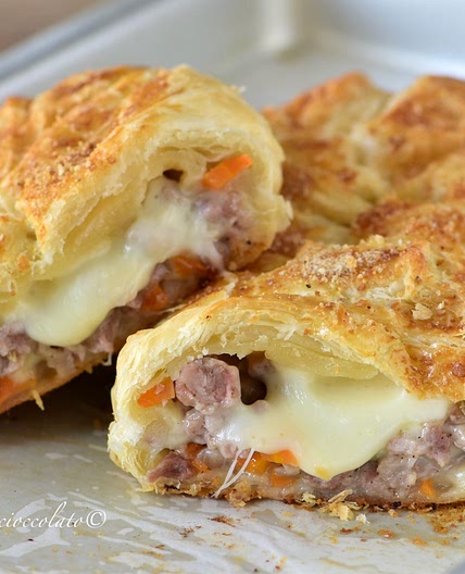Rustico Salsiccia e Provola di Pasta sfoglia un Antipasto facile e sfizioso