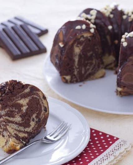 Ciambella marmorizzata al cacao e gocce di cioccolato