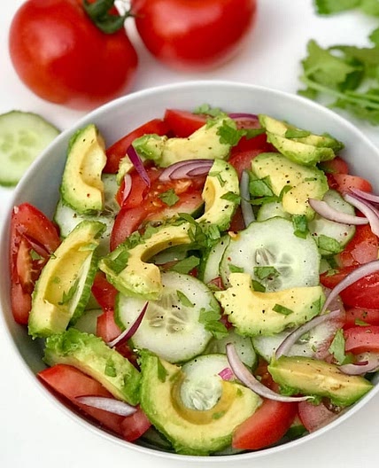 Ensalada de Pepino, Aguacate y Tomate