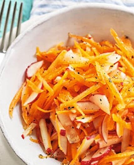 Crunchy carrot and apple salad