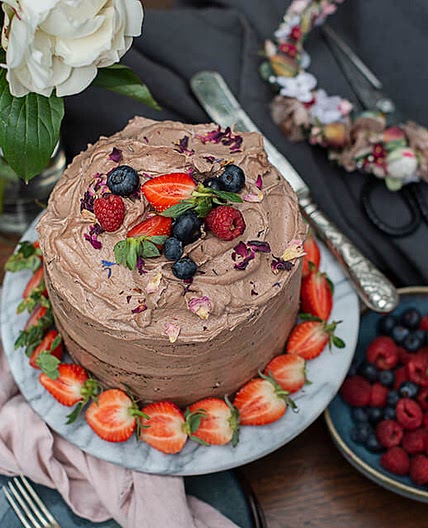 Milka Haselnusscreme Torte mit Beeren