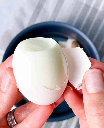 How to Peel Hard Boiled Eggs in Under 10 Seconds
