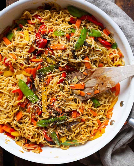 Schnelle Asia-Nudelpfanne mit Gemüse (5 Zutaten!)