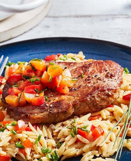 Gebratene Nackensteaks mit Paprikakritharaki