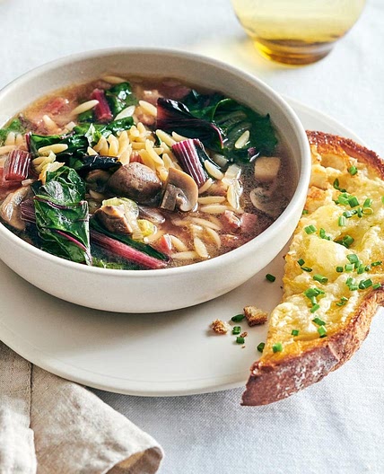 Soupe-repas à la bette à carde, à l’orzo, aux champignons et à la pancetta