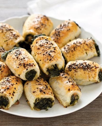 Rustici con pasta sfoglia, spinaci e mozzarella