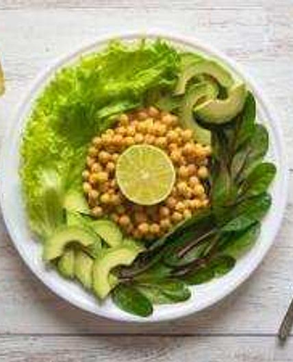 Wrap de garbanzos y aguacate en hojas de lechuga