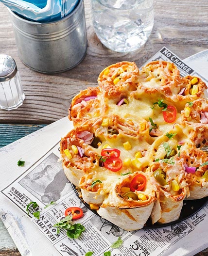 Feurige Tortilla-Torte mit überbackenem Käse