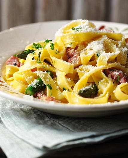 Fettuccine with asparagus and smoky bacon