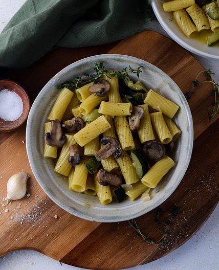One Pot Zucchini Mushroom Pasta (Vegan, 20 Minutes)