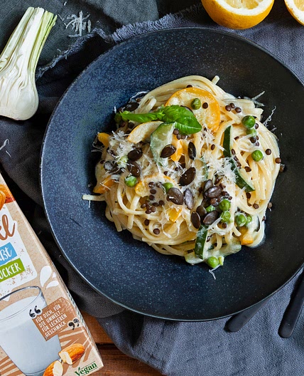 Bio-One-Pot-Pasta mit Zucchini, Erbsen und Linsen