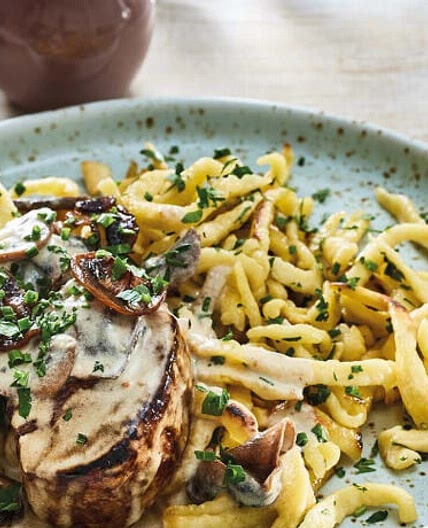 Schweinefiletmedaillons mit Pilzrahmsauce und Kräuterspätzle