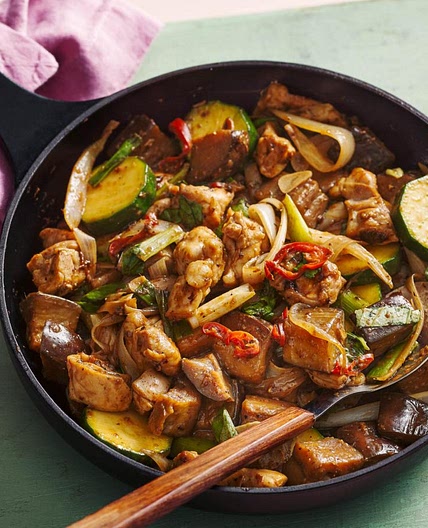 Black pepper chicken and vegetable stir-fry