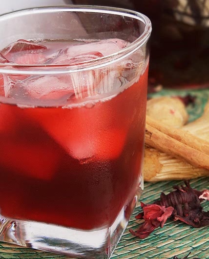 Agua de Jamaica con canela y jengibre