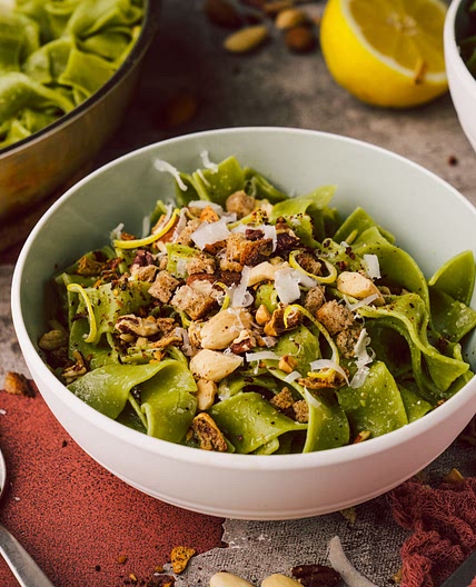 Grüne Bandnudeln in Zitronenbutter mit Nuss-Brot-Crunch
