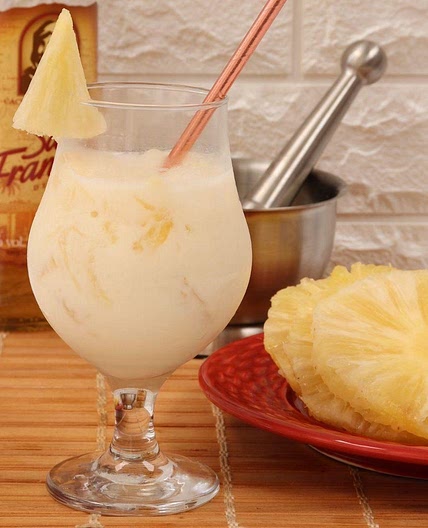 Caipirinha de abacaxi com leite condensado