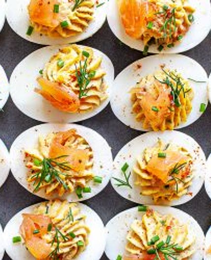 Oeuf mimosa ("deviled egg") au saumon, aneth et fromage à la crème