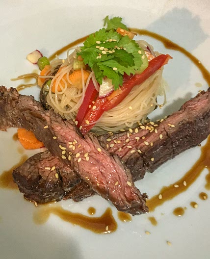 Salade de champignons portobello et boeuf grillé au sésame