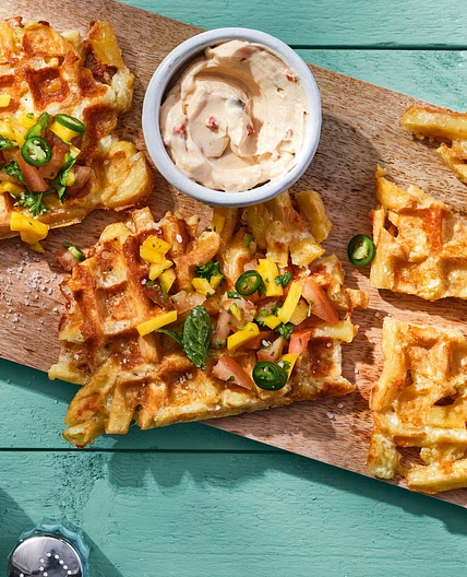 Pommes-Waffeln mit fruchtiger Mango-Tomaten-Salsa