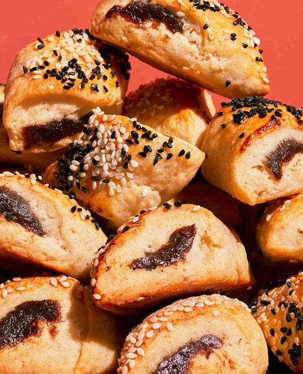 Ka'ak Bi Tamer (Cinnamon-Date Paste–Filled Cookies)