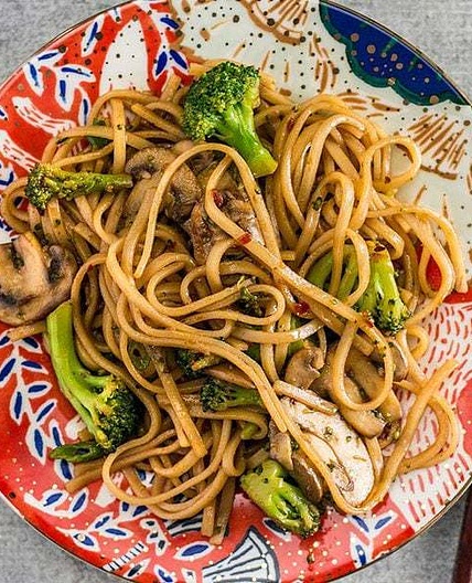 Simple Mushroom Broccoli Stir Fry Noodles