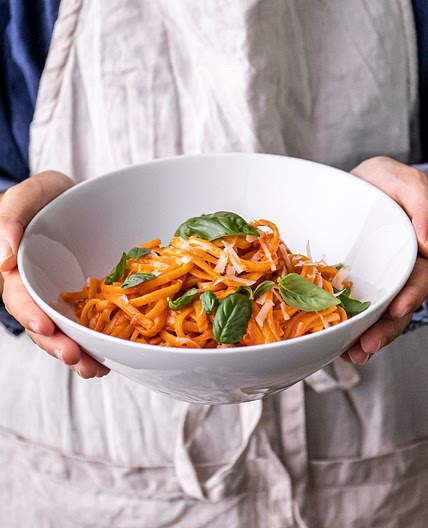 5-ingredient creamy tomato and basil pasta