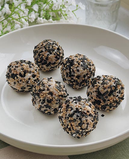 Korean Seaweed Rice Balls (Jumeokbap)