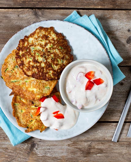 Zucchini-Pancakes mit Paprika-Joghurt-Dip