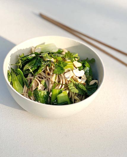 Schnelle Soba Nudeln mit Cashew-Kokos-Sauce und Pak Choi